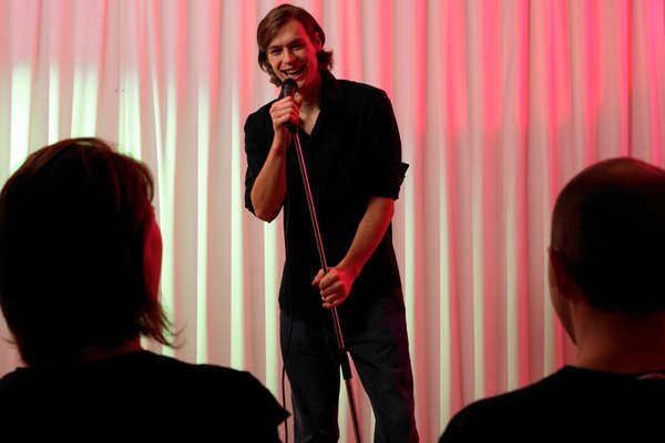 Unos cuantos minutos de comedia de tipo stand-up toma horas de preparación.