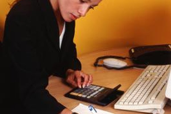 John Foxx/Stockbyte/Getty Images Mantener archivos organizados y hacer contactos con las cuentas atrasadas ayuda a mejorar la recaudación.