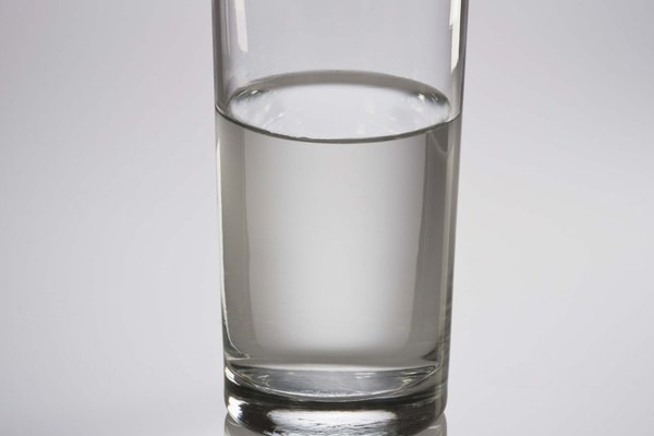 Agrega 1 taza de agua filtrada a la botella con atomizador.
