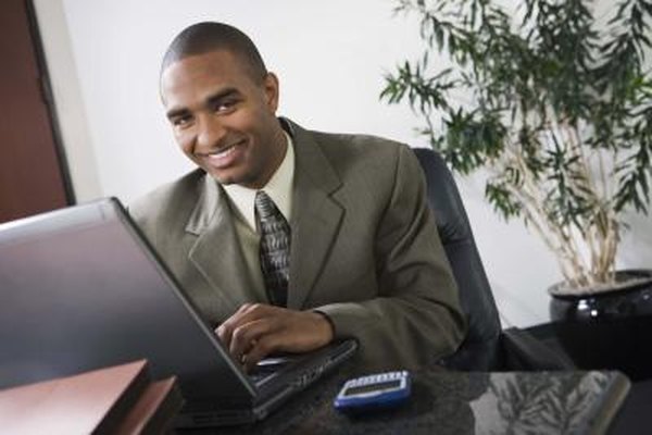Jupiterimages/Comstock/Getty Images Una calculadora o una computadora puede hacer los cálculos para saber si el salario aumenta o disminuye con facilidad.