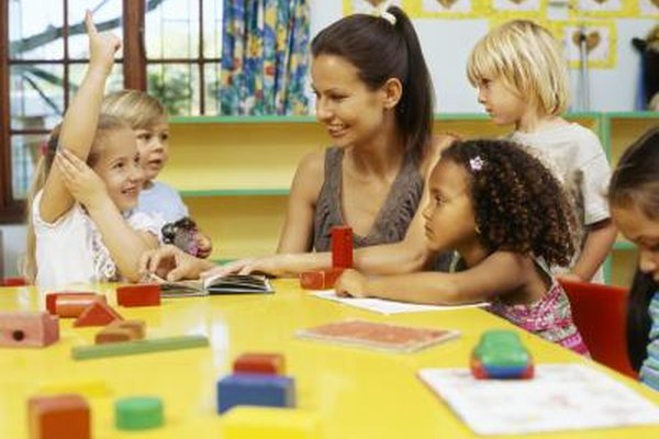 Stockbyte/Stockbyte/Getty Images La maestra de jardín de niños asume distintas funciones mientras ayuda a los niños a tener una primera experiencia escolar exitosa.