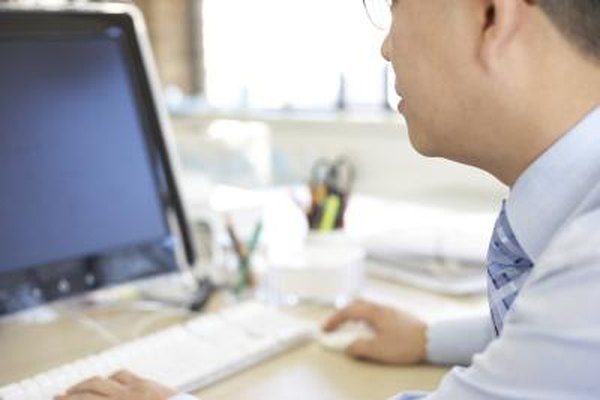 Polka Dot RF/Polka Dot/Getty Images Un sistema de inteligencia de negocios permite a sus usuarios el acceso a los informes de la empresa pertinente y normalizada.