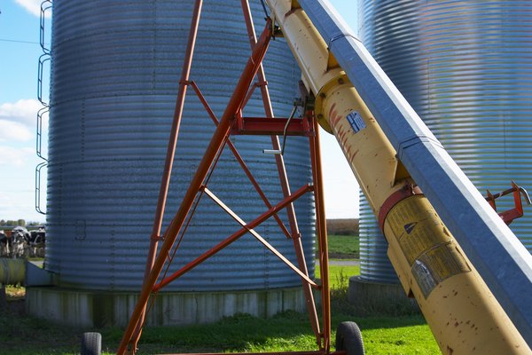 Puedes indicar la capacidad de un silo de granos haciendo un simple cálculo matemático.