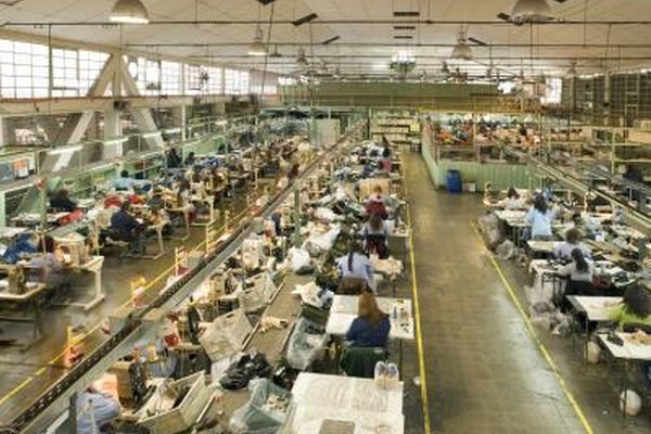 Felipe Dupouy/Lifesize/Getty Images Una especialización desmesurada puede ocurrir en plantas de ensamblaje en el que los empleados tienen una tarea específica para realizar.