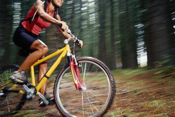 Las bicicletas semirrígidas son más eficaces en la montaña que las rígidas.