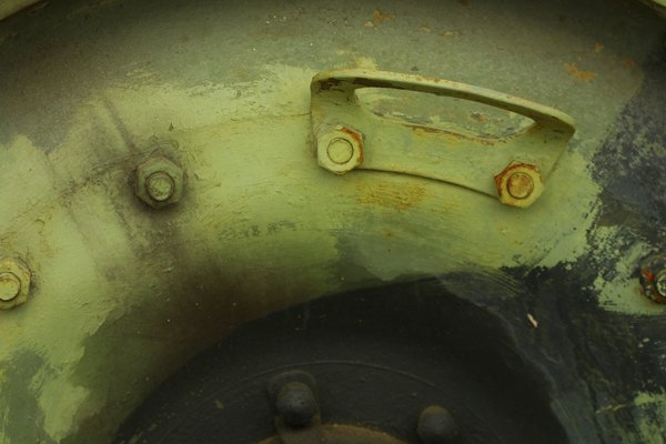 Las tuercas oxidadas o estropeadas dificultan la tarea de quitar una rueda.