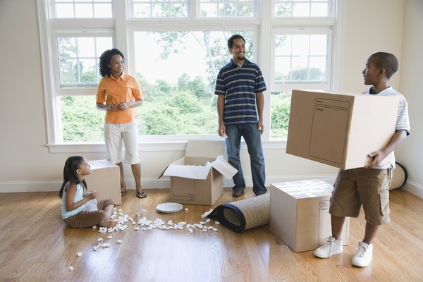 Transforma cajas de cartón en objetos decorativos.