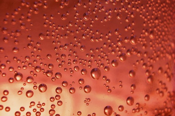 A medida que la temperatura aumenta en la soda, libera dióxido de carbono y forma burbujas.