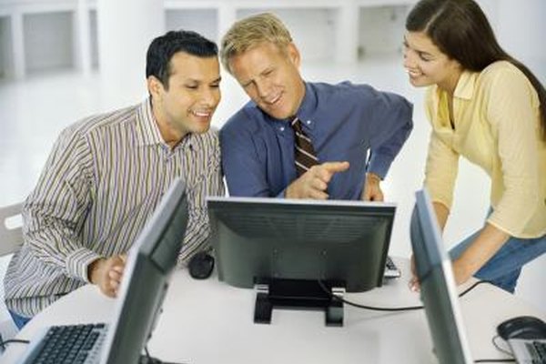Stockbyte/Stockbyte/Getty Images Los profesionales de la alta administración necesitan tener ciertos conocimientos y experiencia en computación.