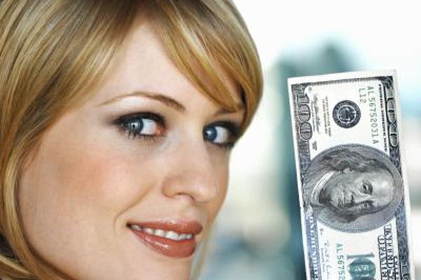 Stockbyte/Stockbyte/Getty Images Darles a los empleados un poco más en sus cheques de pago es sólo una manera de ofrecer recompensas de rendimiento.