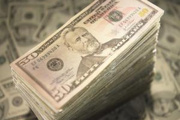 Adam Gault/Digital Vision/Getty Images El financiamiento de las cuentas por cobrar le permite al vendedor obtener el dinero en efectivo de inmediato vendiendo la cuenta por cobrar a un tercero.