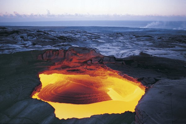 Cráter de un volcán en erupción.