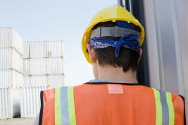 Thinkstock Images/Comstock/Getty Images El encargado de seguridad debe asegurarse de que los empleados vistan el equipo de seguridad apropiado.