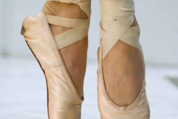 Las bailarinas ablandan sus zapatos para hacerlos más cómodos lo más rápidamente posible.