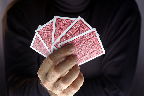 Por ejemplo, cuanto mayor sea tu nivel de duelista, más probable será que el oponente pueda dejar caer una carta rara después de haber sido derrotado.