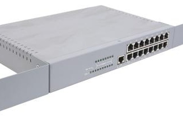 Hemera Technologies/PhotoObjects.net/Getty Images Un router o switch es la base de la red. A menos que seas una empresa de una persona, sin duda necesitas uno u otro.