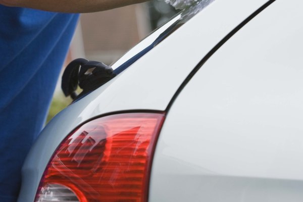 Limpia el automóvil con un paño.