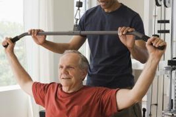 Jupiterimages/Comstock/Getty Images La mayoría de los entrenadores personales son empleados por los clubes de IHRSA, centros de fitness o gimnasios.