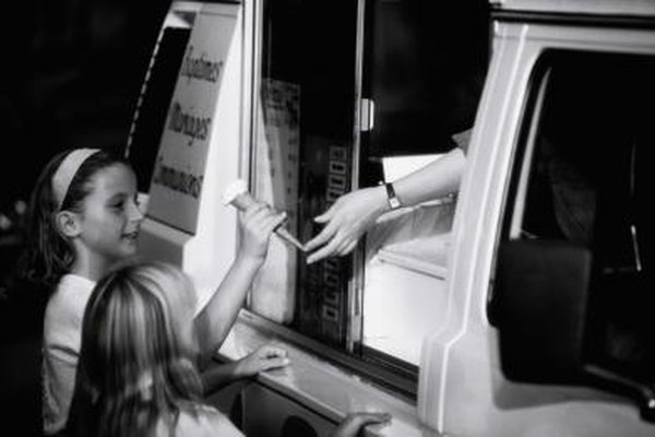 David De Lossy/Photodisc/Getty Images Solicita una licencia comercial para operar un camión de helados o un carrito de helados en tu área.
