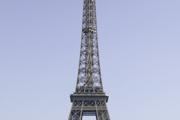 Un florero alto de la torre Eiffel es una maravillosa manera de utilizar este tipo de centro de mesa y te da muchas opciones de personalización.