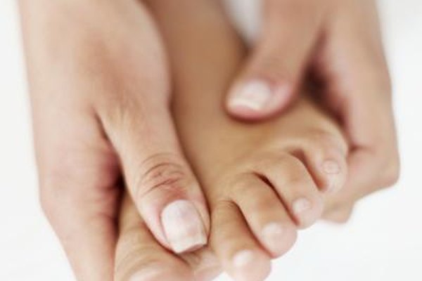 Stockbyte/Stockbyte/Getty Images Los fisioterapeutas enseñan a los pacientes técnicas de estiramiento de las articulaciones para prevenir la artritis.