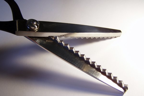 Las tijeras dentadas nuevas o afiladas son adecuadas para el raso.