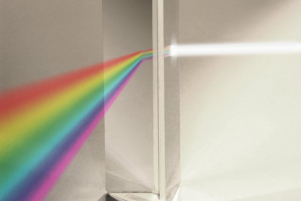 Cuando la luz blanca viaja a través de un prisma, se ve un arco iris.