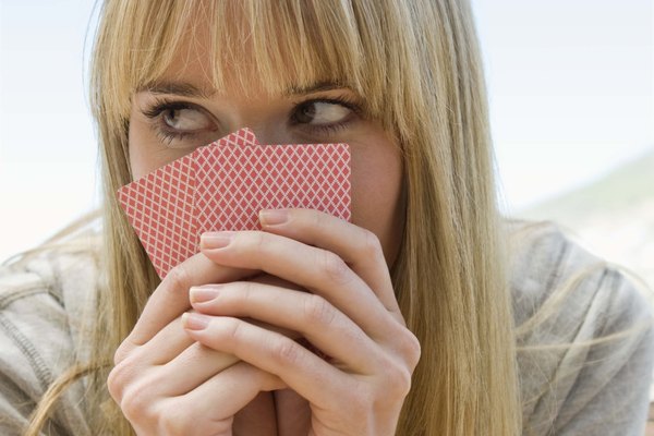 El solitario se juega con un mazo de naipes común.