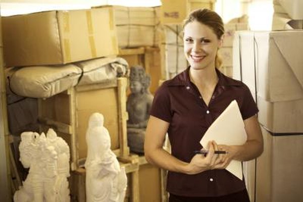 Thinkstock/Comstock/Getty Images Recuerda que debes dejar el espacio para el almacenamiento de arte, artículos de limpieza y equipamiento.