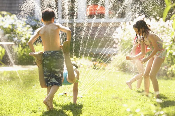 Aprovecha el clima cálido para hacer una carrera de obstáculos con agua.