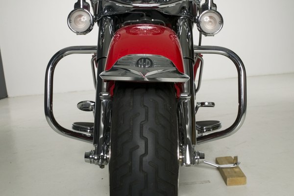 Las ruedas correctamente alineadas extenderán la vida útil de los neumáticos de una motocicleta.