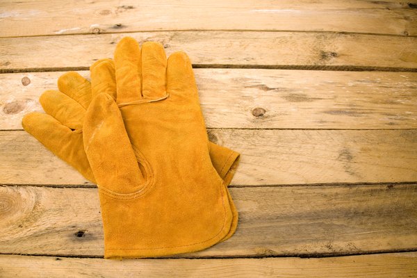 Utiliza guantes de trabajo cuando cortes el cartón.