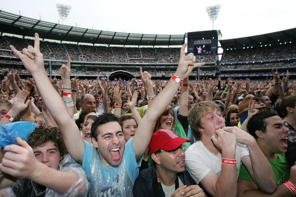 Una multitud en un concierto en un estadio al aire libre.