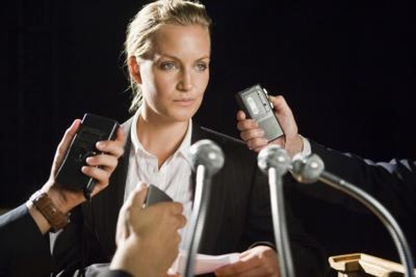 Jupiterimages/Goodshoot/Getty Images Para muchas organizaciones, el costo de la exposición de las relaciones públicas es el costo de la contratación de un experto en relaciones públicas.
