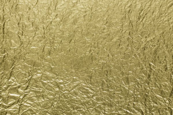 Utiliza calor para transferir una imagen de aluminio dorado a un objeto.