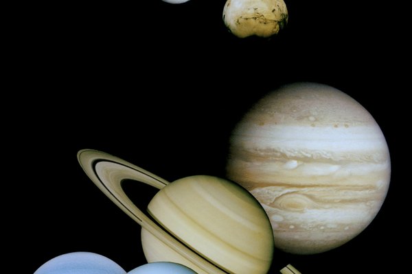 Esta imagen agrupa los cuatro planetas terrestres y los cuatro gigantes de gas, mientras que deja al planeta enano Plutón flotando en la esquina superior derecha.