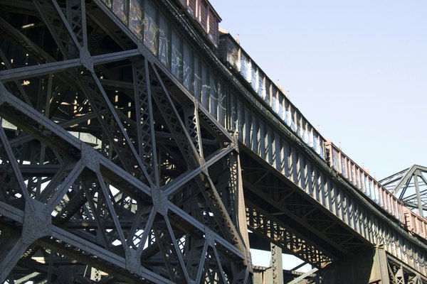 El hormigón, el acero y las vigas de acero componen los puentes de vigas.