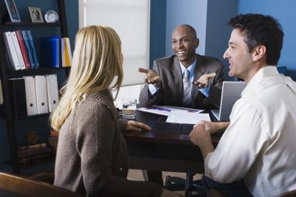 Jupiterimages/Comstock/Getty Images Las herramientas de análisis de la fuerza de ventas demuestran cómo los dueños de las empresas utilizan efectivamente el personal de ventas para traer negocios a la compañía.