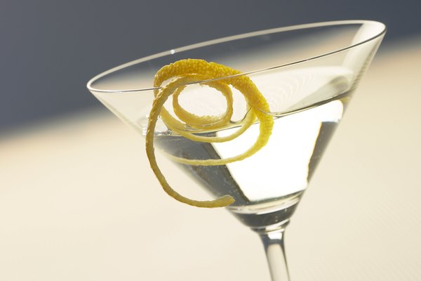 Los espirales de limón añaden una elegante presentación para las bebidas.