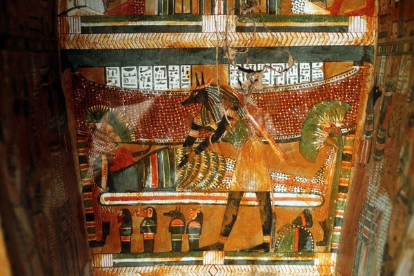 Los ataúdes de madera egipcios tienen pinturas intrincadas.