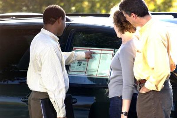 Thinkstock Images/Comstock/Getty Images Los vendedores de autos deben tener conocimiento de cómo explicar las características de un vehículo.