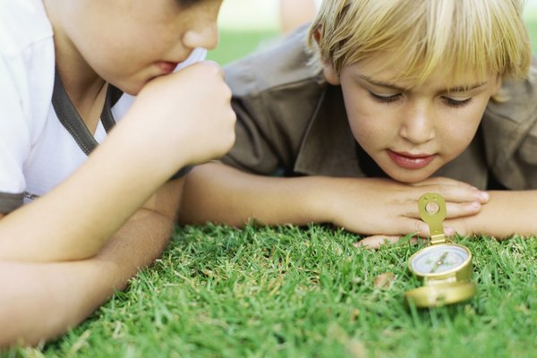 Dos niños con una brújula.