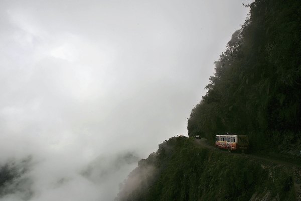 Un camión en la carretera de las Yungas
