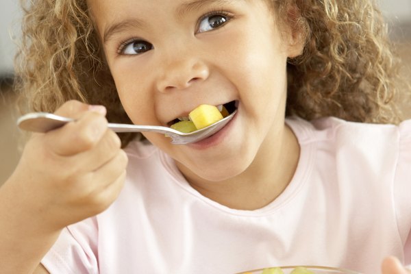 Tu hijo puede disfrutar la ensalada de fruta como un bocadillo saludable.