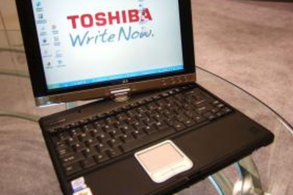 David McNew/Getty Images News/Getty Images Toshiba produce una gran variedad de computadoras portátiles, incluyendo un modelo con pantalla giratoria.