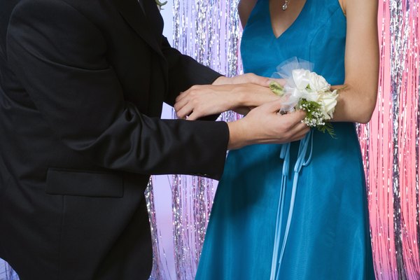 haz una pulsera para el baile de graduación.