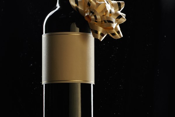 Diseñar una etiqueta personalizada puede mejorar tu vino y es una buena estrategia de comercialización.
