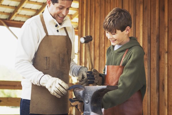 Al iniciar la artesanía de cuero, ya sea como un pasatiempo o profesión, debes familiarizarte completamente con las herramientas y técnicas.