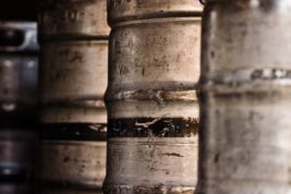 Jupiterimages/Photos.com/Getty Images Los repartidores de cerveza ayudan a mantener el flujo del producto en los establecimientos de venta minorista y restaurantes.