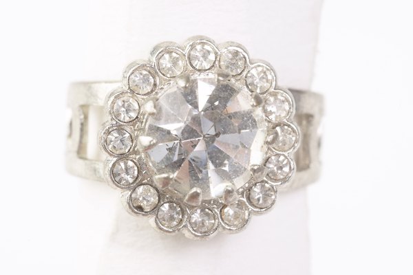 Las joyas de diamantes que están limpias reflejan mejor la luz.